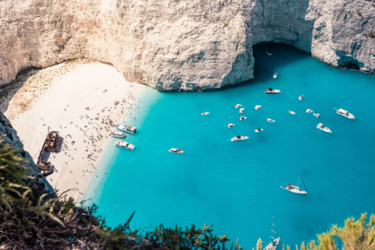 Zakynthos, ook wel bekend als Zante, is een Grieks eiland in de Ionische Zee. Het eiland is populair vanwege het kristalheldere water en de prachtige stranden die toeristen van over de hele wereld aantrekken. Een van de mooiste stranden van Zakynthos zijn Navagio Beach, Gerakas Beach en Porto Limnionas Beach.