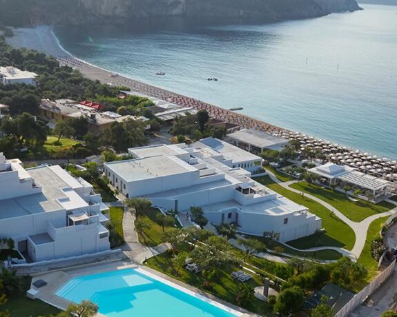 Lichnos Beach Hotel & Suites