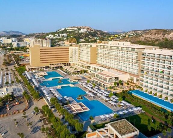 Amada Colossos By Louis Hotels