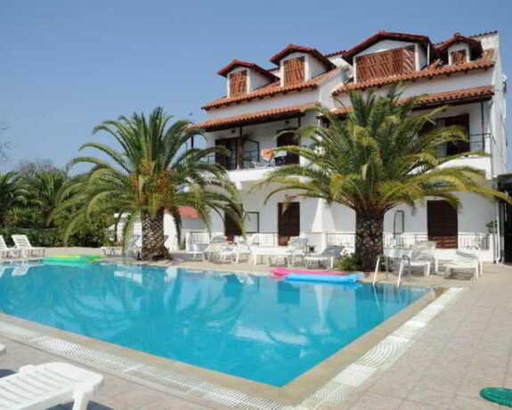 Captain&apos;s Studios & Apartments