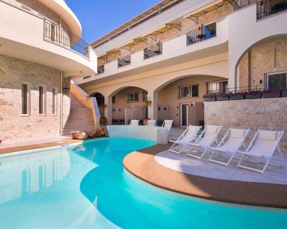 Neikos Luxury Suites